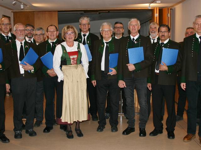 Männerchor Fulpmes mit Chorleiterin Franziska Falschlunger